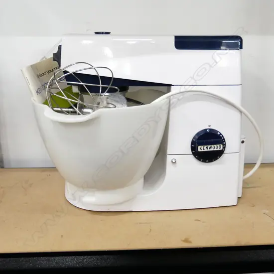 KENWOOD CHEF ELECTRIC KITCHEN MIXER w. 5 ATTACHMENTS & MANUAL (WORKS)