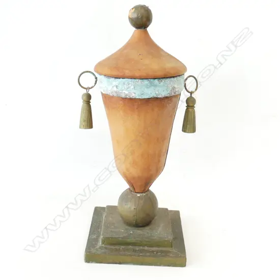 LG WOODEN URN ON STAND H. 460mm