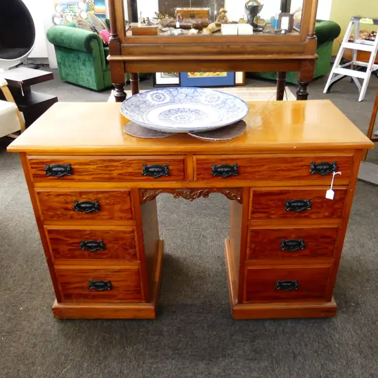 MOTTLED KAURI DESK 1220x470x810mm