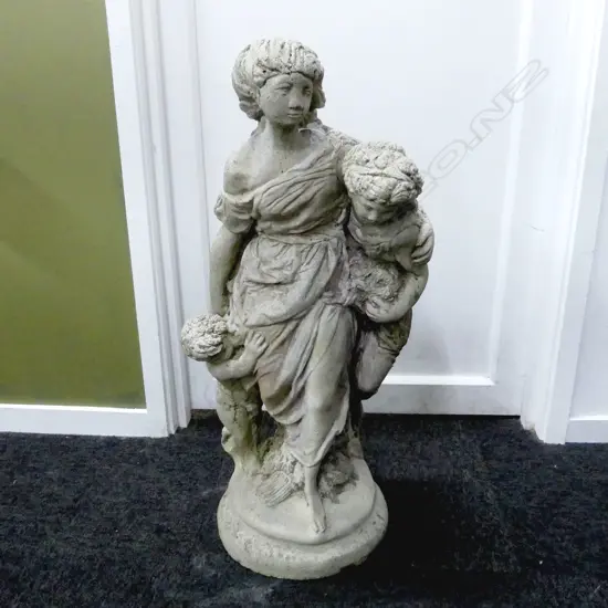 LG CONCRETE GARDEN ORNAMENT MOTHER WITH CHILDREN H. 750mm