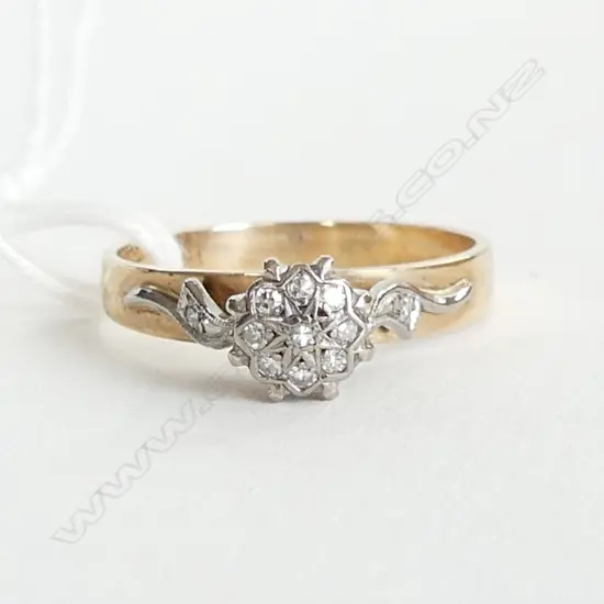 9CT GOLD DIAMOND CLUSTER RING.2GMS SIZE N 1/2
