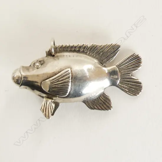  STERLING SILVER FISH SHAPED PERFUME BOTTLE PENDANT. 23GMS.