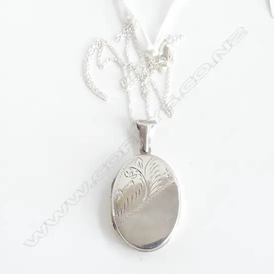 LG 925 SILVER OVAL LOCKET & CHAIN 