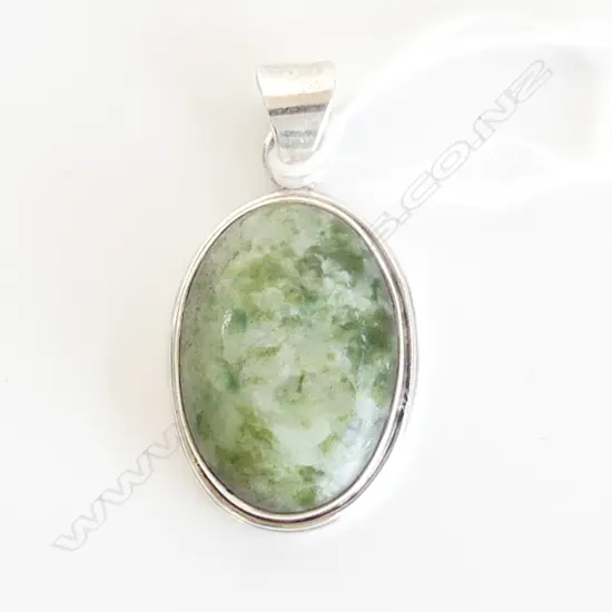 925 SILVER & NEPHRITE PENDANT 10.6 GRAMS