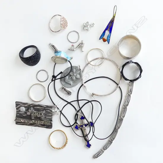 BAG ASST COSTUME JEWELLERY; RINGS, SCOTTY DOG BROOCH, CROSS, CHARMS ETC..