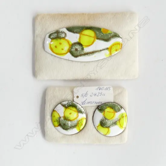 VINTAGE ENAMEL BROOCH & PR MATCHING EAR CLIPS, ON ORIGINAL CARDS
