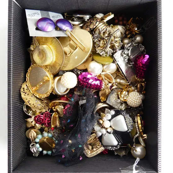 GOOD BOX LOT ASST COSTUME JEWELLERY EARRINGS & BROOCHES