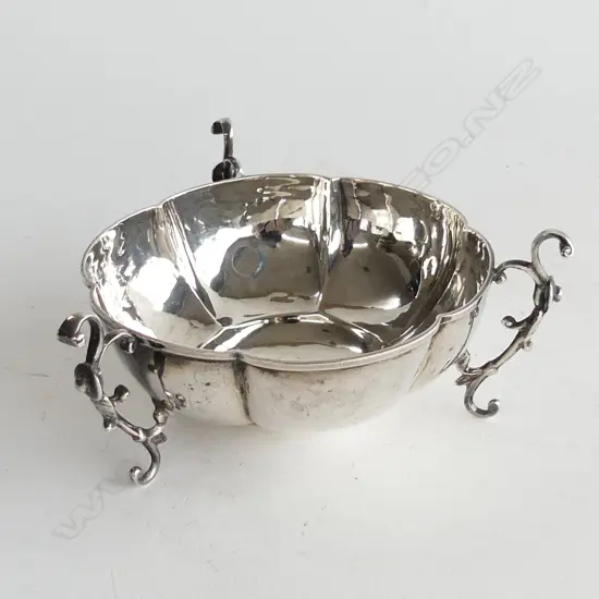  Stg Silver 3 legged bowl. Sheffield 1904. 64gms. 