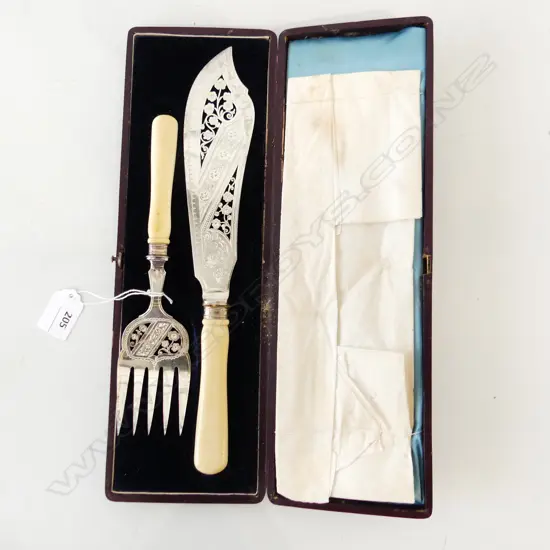 CASED SET OF MARINE IVORY FISH SERVERS L340MM