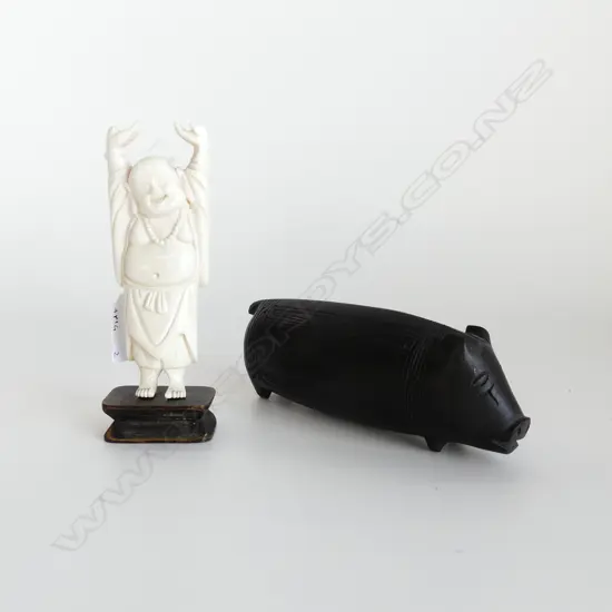 PNG EBONY PIG L.165mm + IVORY BUDDHA H.150mm (THUMB BROKEN)