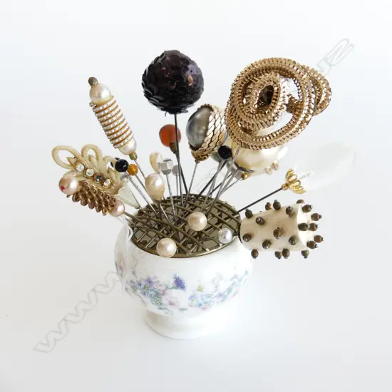 WEDGWOOD HAT PIN HOLDER DIA 75MM & HATPINS