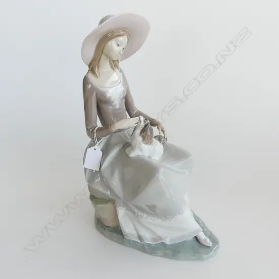 LLADRO SEATED WOMAN w. DOG H.340mm
