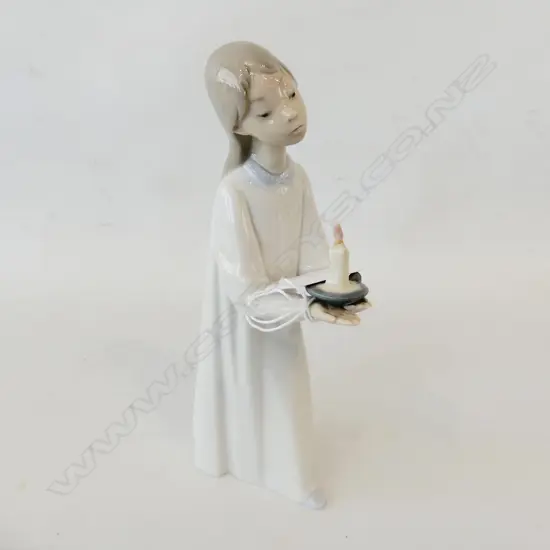 LLADRO FIGURINE GIRL WITH CANDLE 