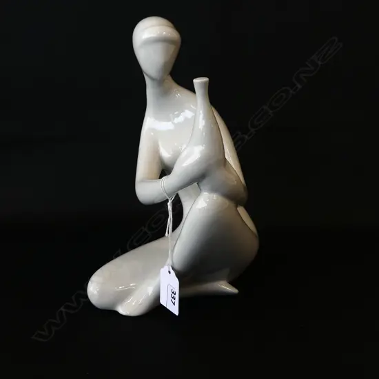 ROYAL DUX SITTING FEMALE FORM  H. 225mm