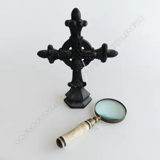 CAST IRON CROSS H.300mm + MAGNIFYING GLASS, BONE HANDLE H.250mm