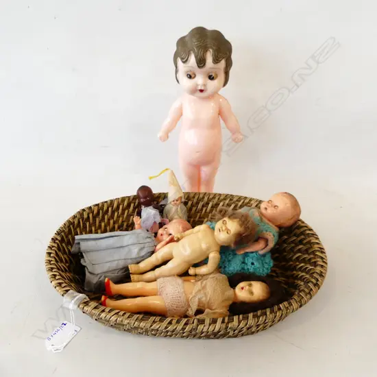 CANE BASKET290MM WITH COLLECTION 8 VINTAGE BABY DOLLS LARGEST 110MM