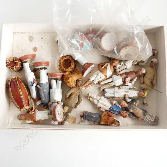 TRAY OF VINTAGE INDIAN POTTERY MINITURE FIGURES INCLUDING GANDI ETC