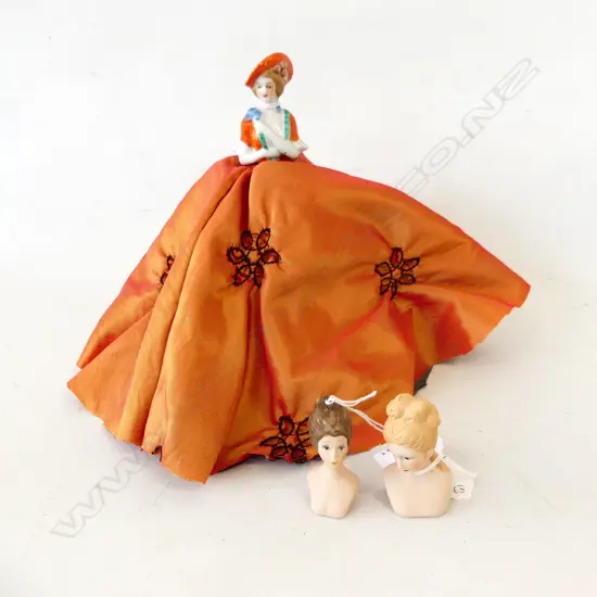 DRESSED CHINA HALF DOLL H210MM & 2 HEADS H60MM