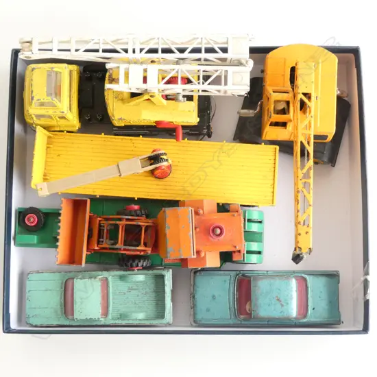 SMALL TRAY 6 VINTAGE DINKY TOYS