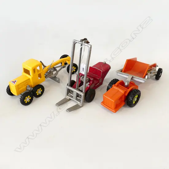 3 FUN HO TOYS; EUCLID SCRAPER TRUCK, FORKLIFT + YELLOW GRADER L.270mm