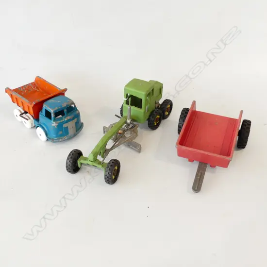 3 FUN HO TOYS; TIP TRAILER, 10 WHEEL TIP TRUCK, GREEN GRADER L.270mm