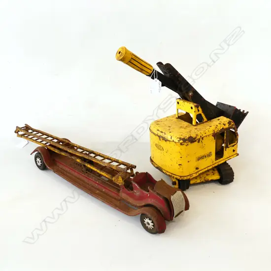 TIN TOY QUARRY SHOVEL H350MM & TIN TOY EXTENSION FIRE LADDER TRUCK L590MM