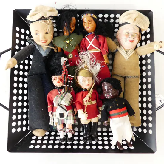 5 VINTAGE SOV DOLLS & 2 SAILOR DOLLS IN TRAY DIA 340MM