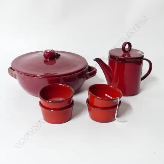 RED RETRO CASSEROLE DISH, DIA.300mm, 4 FLAN DISHES, DIA.100mm & VILLORY & BOCH TEAPOT, H.170mm