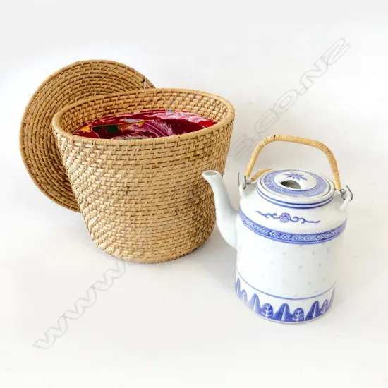 LG BLUE & WHITE ORIENTAL TEAPOT IN BASKET
