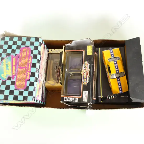 BOX LOT MODEL GARAGE MODEL CAR RADIO& 2 CAR MODELS