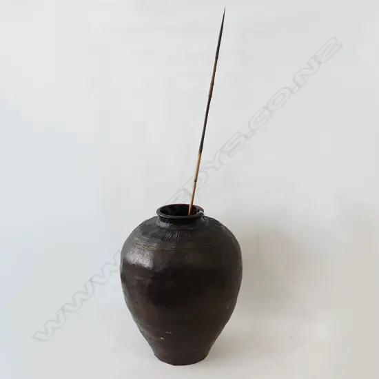 LGE OLD ORIENTAL STORAGE POT floor standing H.470mm + TRIBAL BAMBOO ARROW