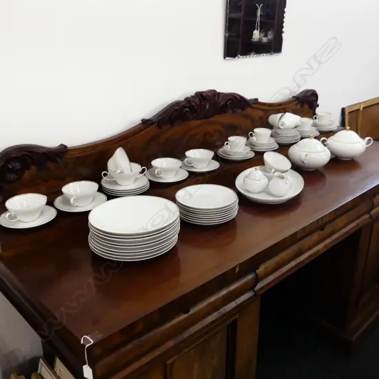 LG ROSENTHAL DINNER SERVICE INCL.; 9 DINNER PLATES (1 CHIPPED) 260mm dia, PR LIDDED TUREENS, LG OVAL PLATTER ETC