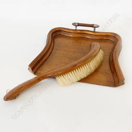 WOODEN CRUMB TRAY AND BRUSH