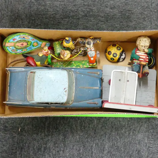 BOX LOT VINTAGE TIN TOYS AMERICAN CAR L350MM  MONKEY L190  WALLEYS GAS STATION L200MM ETC