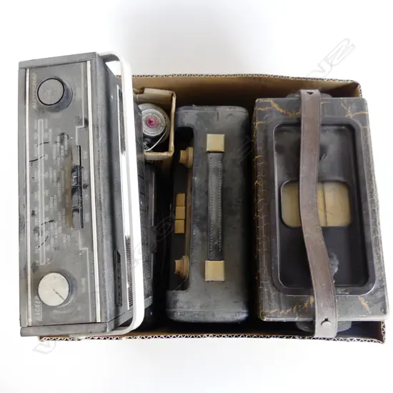 BOX LOT VINTAGE RADIOS ETC