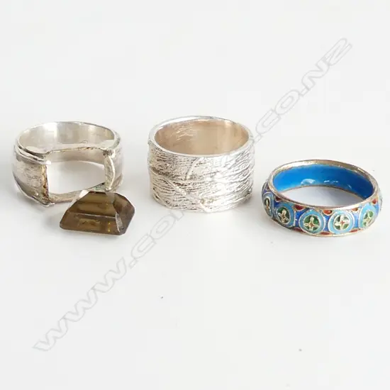 3 DRESS RINGS; 925 SILVER WIDE BAND, 1 WITH LOOSE STONE & 1 ENAMELLED RING 