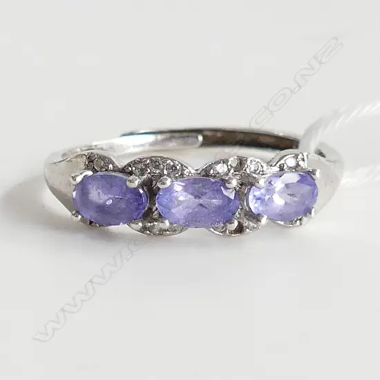 925 SILVER & TANZANITE RING 1.6 GRAMS (2 CZ stones missing)