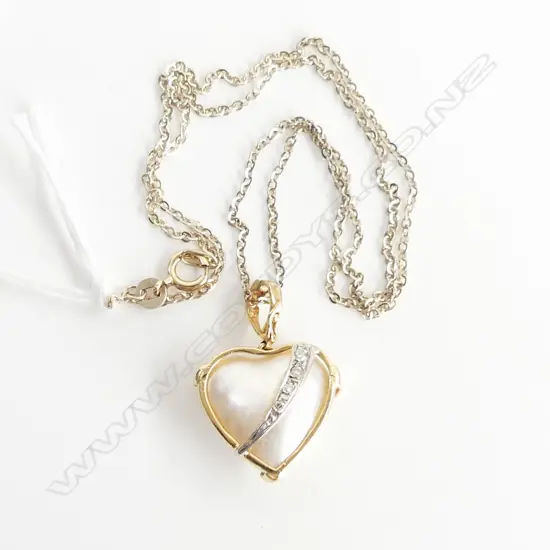 18CT GOLD PEARL AND DIAMOND SET PENDANT WITH GOLD PLATED CHAIN