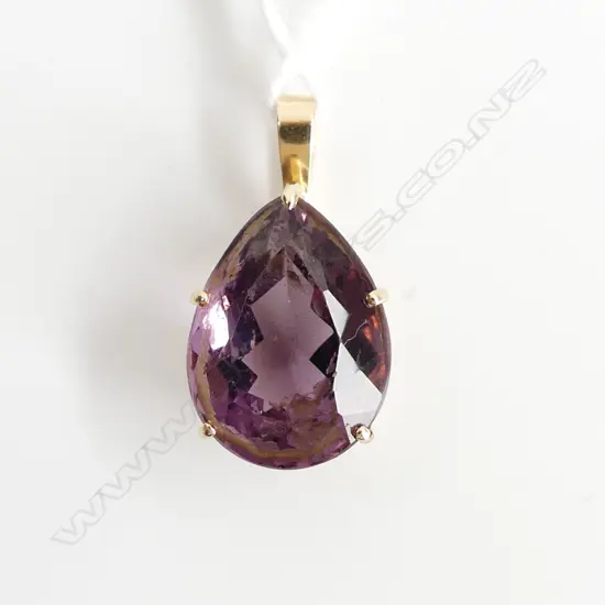9CT GOLD AND AMETHYST PENDANT
