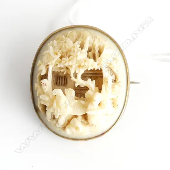 19THC GOLD LINED FRAMED CHINESE FINELY CARVED IVORY BROOCH 6.4gms