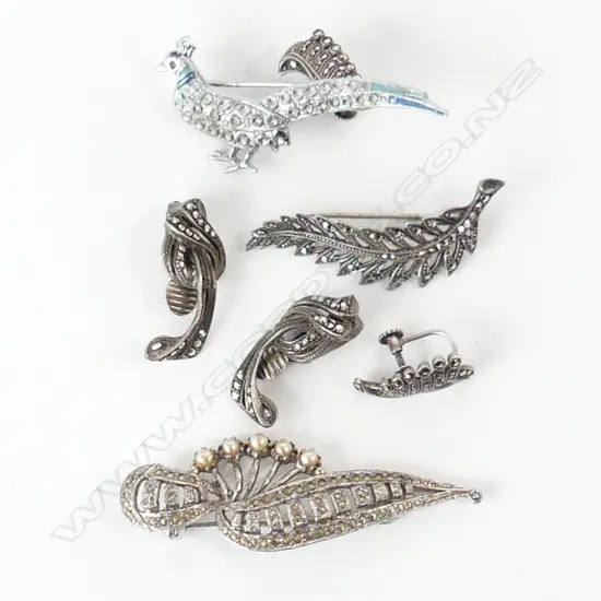 MARCARSITE 3 BROOCHES & TWO PAIRS OF EARRINGS