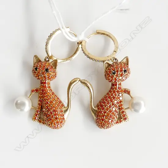 PR FUNKY FASHION CAT HOOP & DROP EARRINGS 