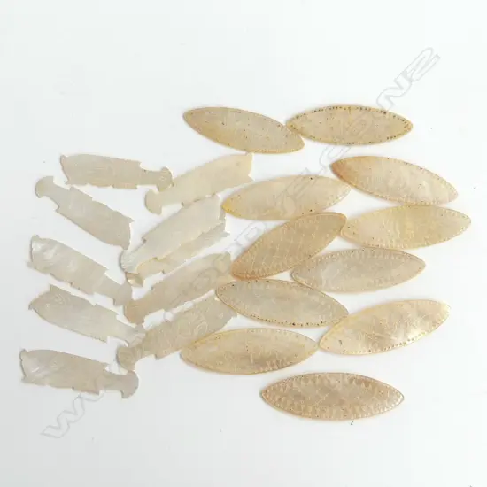 20 ANTIQUE MOTHER OF PEARL FINELY ENGRAVED GAMING TOKENS – OBLONG & FISH SHAPES L. 45MM