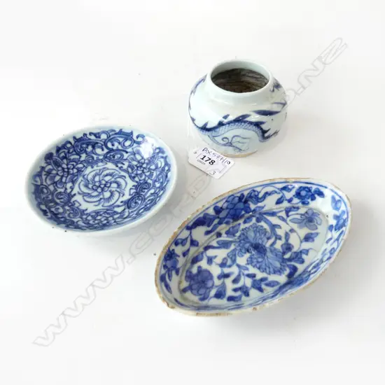 3 B/W ORIENTAL CERAMICS; 2 DISHES & SMALL VASE H.60mm