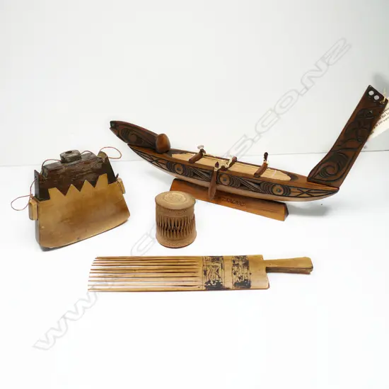 TOURIST PIECES INCL. CARVED RIMU WAKA (W.365mm), COMBS & BOX