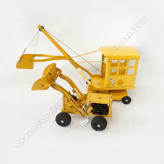  VINTAGE ENAMELLED TIN TOY CRANE & GRADER