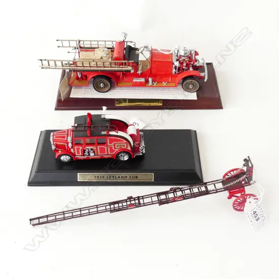 2 MODEL FIRE ENGINES & FIRE LADDER L150MM