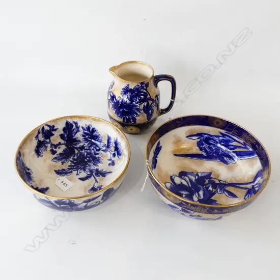 THREE DOULTON BURSLEM BLUE/WHITE ITEMS. TWO BOWLS W. 210 & 240mm AND LARGE JUG H.150mm