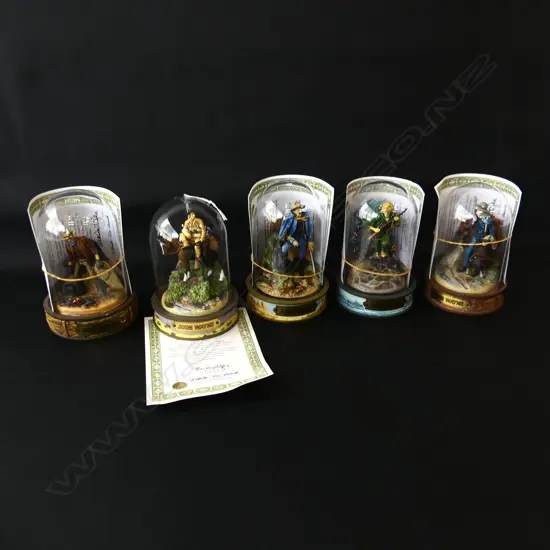 5 GLASS DOMED FRANKLIN MINT FIGURES OF JOHN WAYNE H130MM