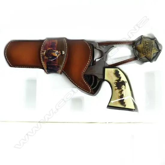 JOHN WAYNE COMMEMORATIVE REVOLVER IN HOLSTER L250MM